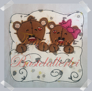Preview: Bärchen Pärchen im Bett Doodle-Appli (18x13 ; 20x20) Preview: Bärchen Pärchen im Bett Doodle-Appli (18x13 ; 20x20)