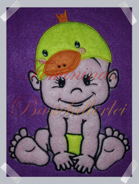 Baby mit Entenmütze